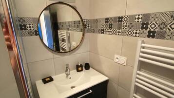 Een douche, een haardroger, handdoeken, toiletpapier
