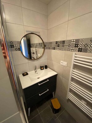 Shower, hair dryer, towels, toilet paper
