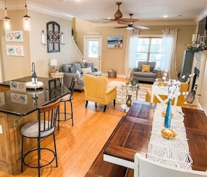 Smart TV, DVD player, books - Pet Friendly Tranquil Cottage with Fire-Pit & Hot-Tub MINUTES from beaches. (Dauphin Island)