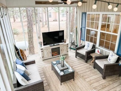 Pet Friendly Tranquil Cottage with Fire-Pit & Hot-Tub MINUTES from beaches.