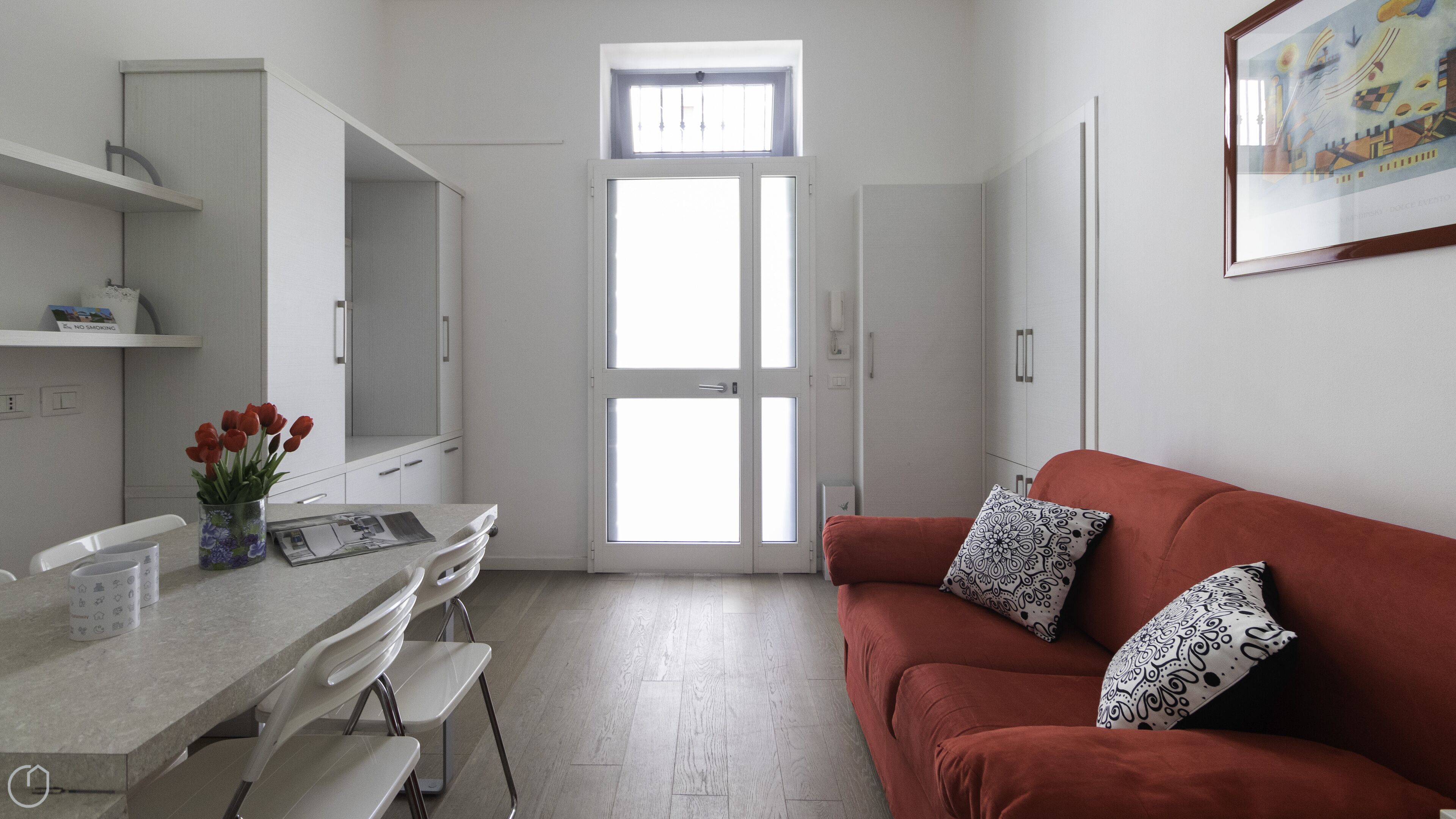 Appartement (1 Bedroom) | Coin séjour | Télévision de 55 pouces avec chaînes par câble