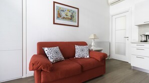 Appartamento (1 Bedroom) | Area soggiorno | TV 55 pollici con canali via cavo