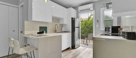 ثلاجة، ميكروويف، موقد طهي مسطح، ماكينة لصنع القهوة/الشاي