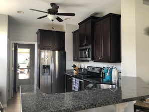 Micro-ondes, four, plaque de cuisson, lave-vaisselle