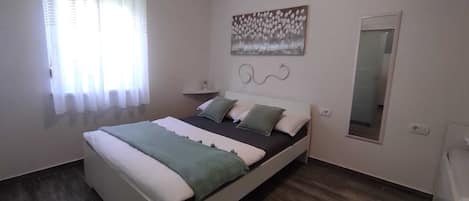 1 bedroom, WiFi, bed sheets
