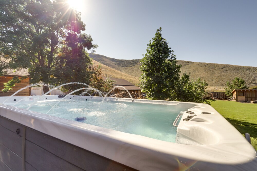 Heber City Home: Private Yard & Hot Tub!