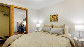 2 bedrooms, desk, iron/ironing board, free Internet