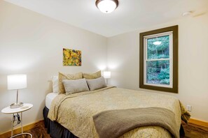 2 bedrooms, desk, iron/ironing board, free internet