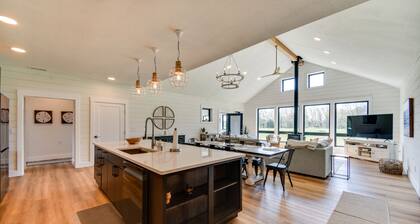 Stunning Chesapeake Bay Farmhouse w/ Dock & Kayaks