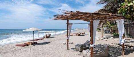 Plage privée, sable blanc, parasol, serviettes de plage