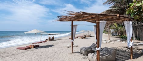 Plage privée, sable blanc, parasols, serviettes de plage