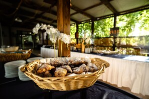 Café da manhã com buffet grátis todos os dias