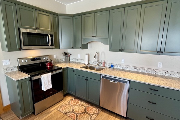 Kylskåp, mikrovågsugn, ugn och spishäll