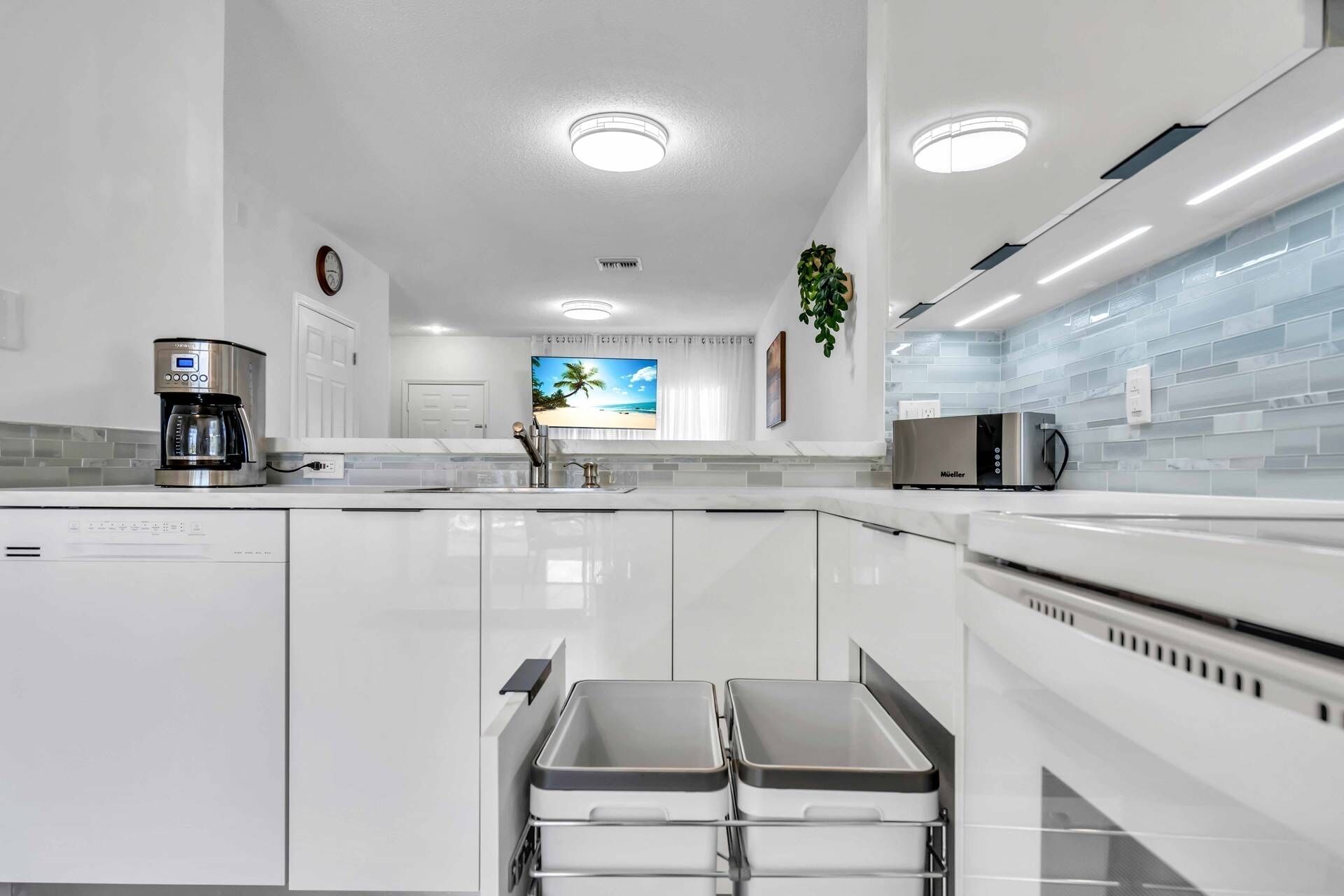 Køleskab, mikrobølgeovn, ovn, kogeplade