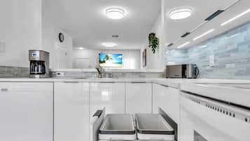 雪櫃、微波爐、焗爐、爐具