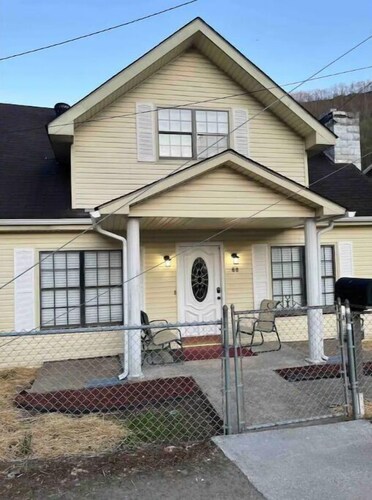 Cozy 3BR home close to trails.