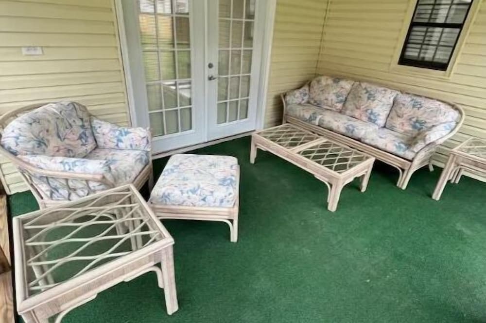 Cozy 3BR home close to trails.