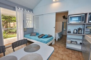 1 chambre, fer et planche à repasser, lit de bébé portatif