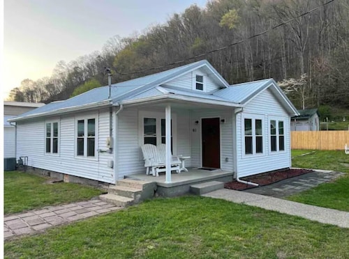 3 bedroom home quiet neighborhood close to trails