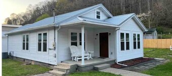 3 bedroom home quiet neighborhood close to trails