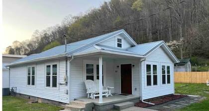 3 bedroom home quiet neighborhood close to trails