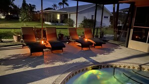 Eine Außenpatio mit Lounge-Möbeln und einem Whirlpool.