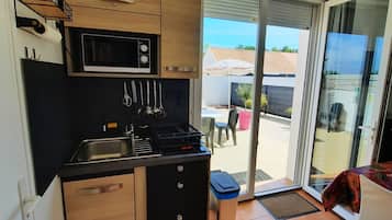 Réfrigérateur, micro-ondes, plaque de cuisson, lave-vaisselle