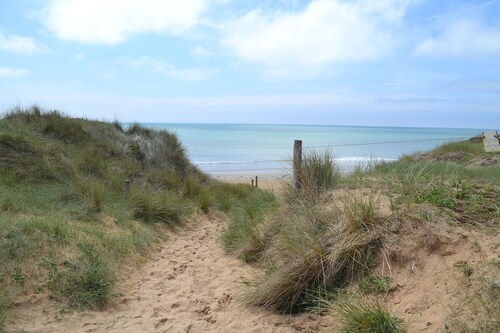 400m from beach, forest, cycle paths with heated swimming pool