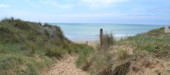 400m from beach, forest, cycle paths with heated swimming pool