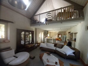 Fernseher, Kamin, Tischtennisplatte, Bücher