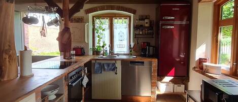 Kühlschrank, Mikrowelle, Ofen, Geschirrspüler