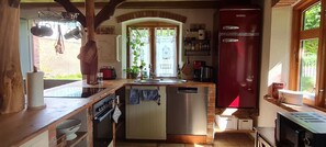 Kühlschrank, Mikrowelle, Ofen, Geschirrspüler