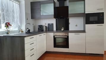 Kühlschrank, Mikrowelle, Ofen, Geschirrspüler