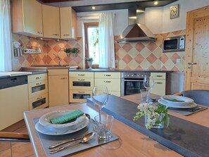 Fridge, microwave, oven, stovetop - Cozy country house in a quiet location on the outskirts (Stebach)