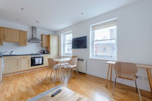 Fridge, microwave, oven, stovetop - Contemporary 1BD Flat in the Vibrant Camden Town (London)