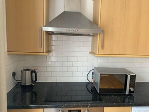Fridge, microwave, oven, stovetop - Spacious and Newly Renovated 2BD Flat, Camden Town (London)