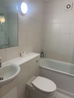 Shower - Spacious and Newly Renovated 2BD Flat, Camden Town (London)
