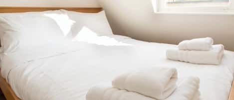 2 bedrooms, iron/ironing board, internet, bed sheets