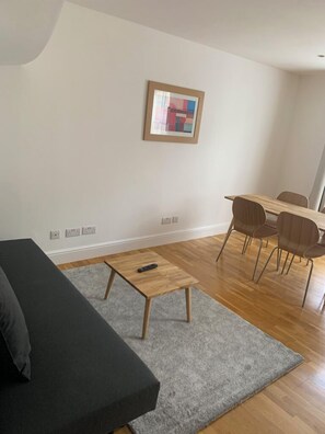 TV, offices - Spacious and Newly Renovated 2BD Flat, Camden Town (London)