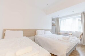 1 bedroom, iron/ironing board, Internet, bed sheets - Bright Urban Retreat Balcony Camden (London)