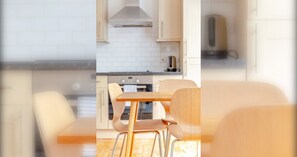 Dining - Bright Urban Retreat Balcony Camden (London)