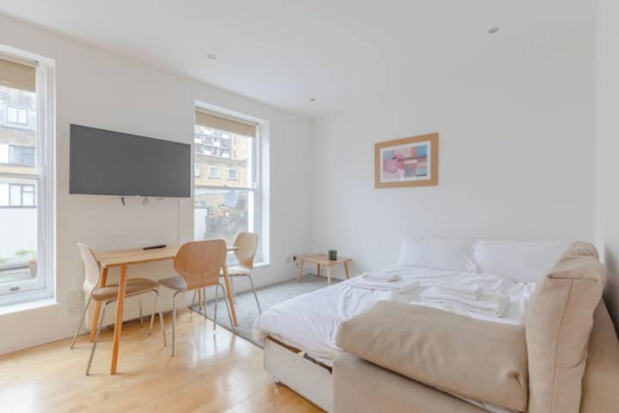 Une chambre à coucher moderne avec un lit, un bureau et une chaise.