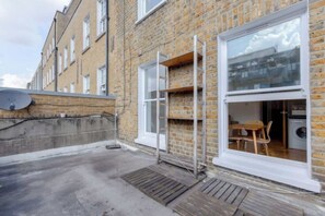 Outdoor dining - Bright Urban Retreat Balcony Camden (London)
