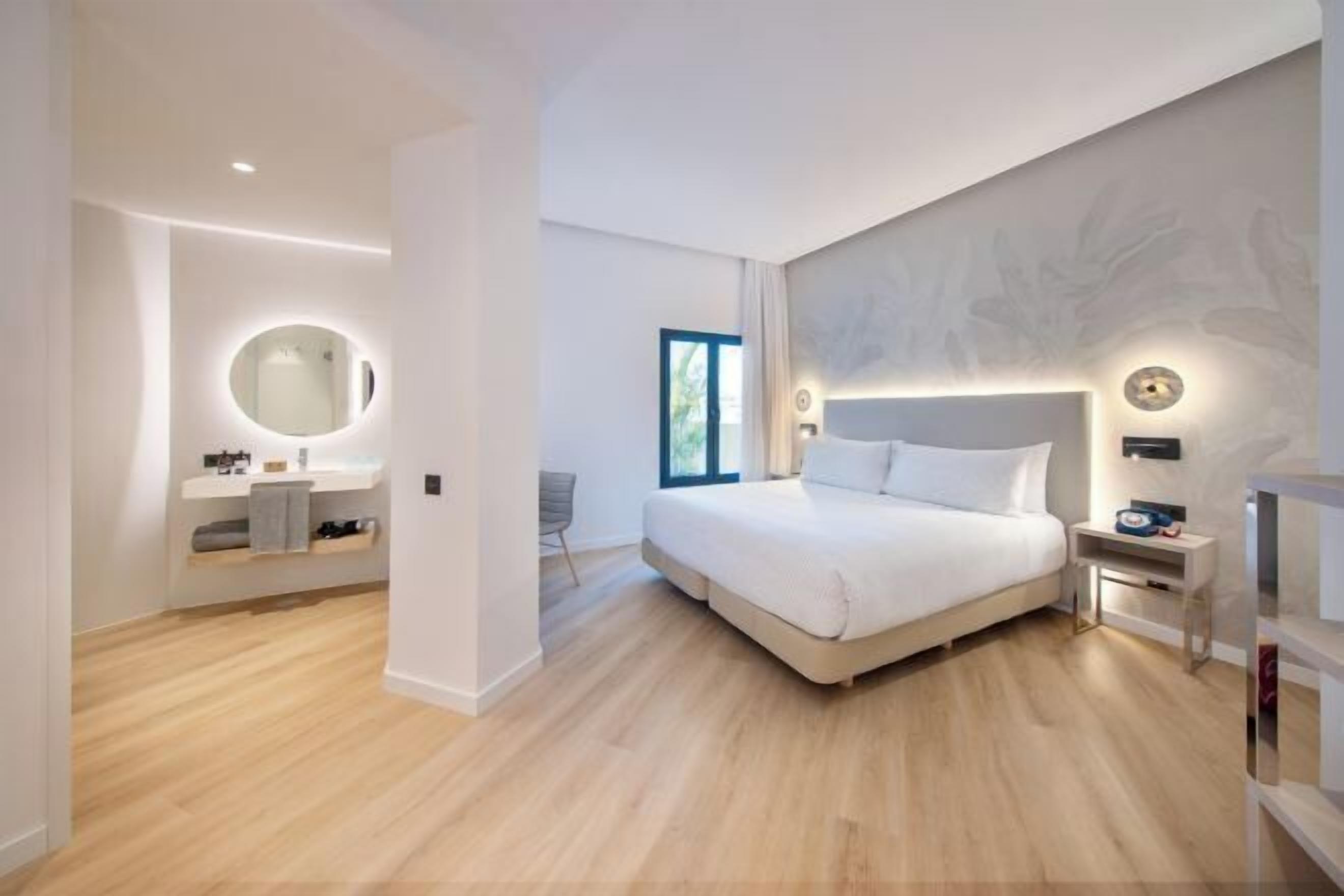 In-room safe, free WiFi, bed sheets