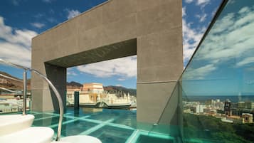 Outdoor pool, pool umbrellas, sun loungers