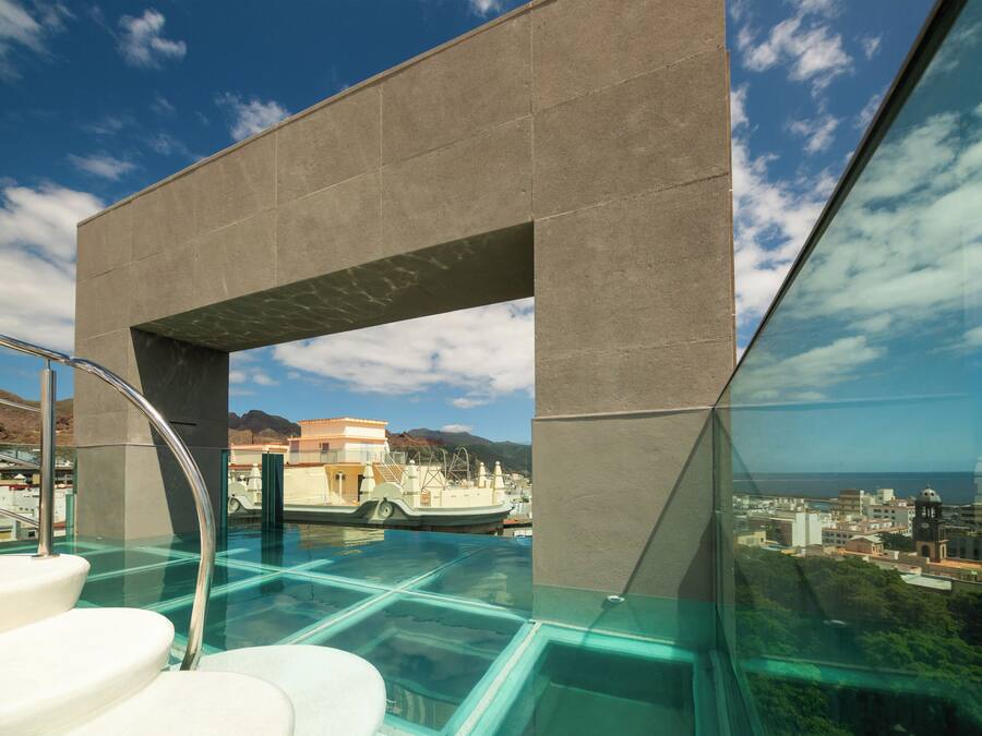 Außenpool, geöffnet von 10:30 Uhr bis 16:30 Uhr, Sonnenschirme