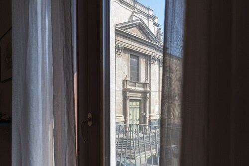 [+Elegant downtown apartment with ETNA+ view].