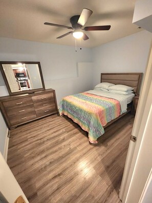 2 bedrooms, iron/ironing board, WiFi, bed sheets - Cozy Treasure Home with private entrance (Buford)