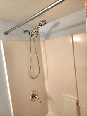 Secadora de cabello, bidet, toallas, jabón 