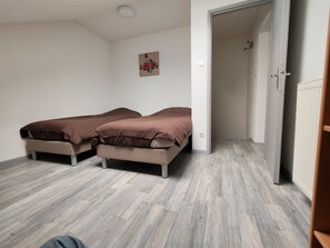 3 Schlafzimmer, Reisekinderbett, WLAN, Bettwäsche
